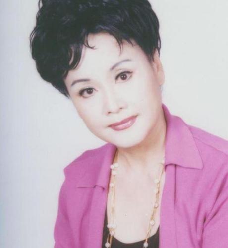 74岁李谷一曝光,大6岁二婚老公近照,前夫儿子如今早已