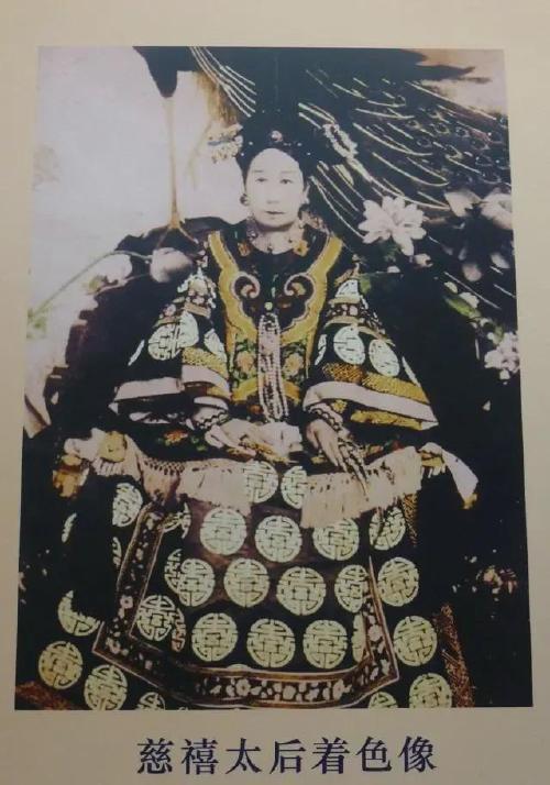 这张画像是慈禧太后生前最后一幅画师用笔画出来的画像,它的作者是