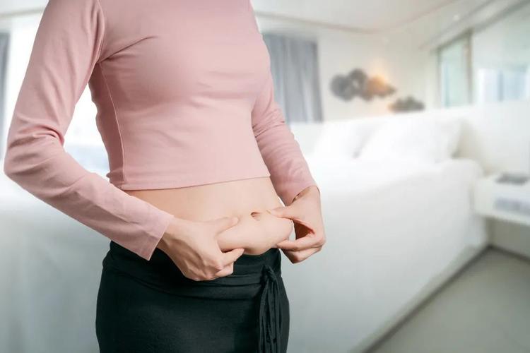 甩不掉的大肚腩 一直都是减肥党们心中难言的痛 然而,肚子赘肉太多