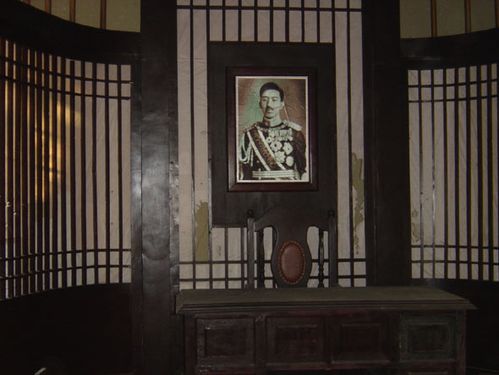 图文:日军司令部挂的天皇照片