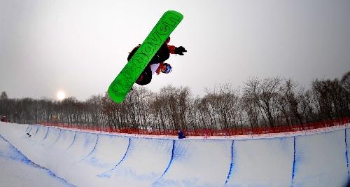 图文:选手进行单板滑雪u型槽训练 吸引眼球