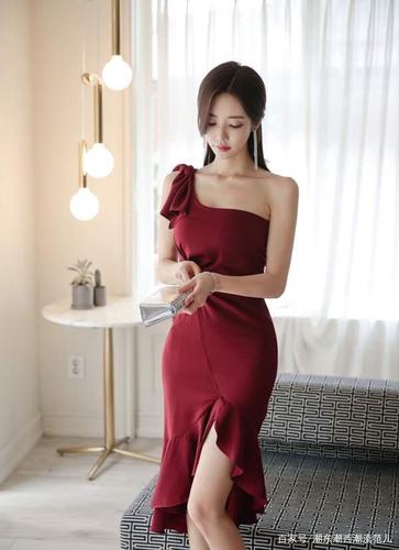红色露肩款晚礼服,孙允珠这样穿搭尽显高贵气质