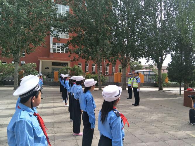 6月6日,张家口交警一大队的干警们顶着烈日来到桥东区胜利中路小学,与