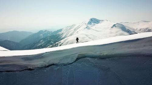 航拍攀登雪山登山励志山峰积雪冰雪_3616x2032_高清