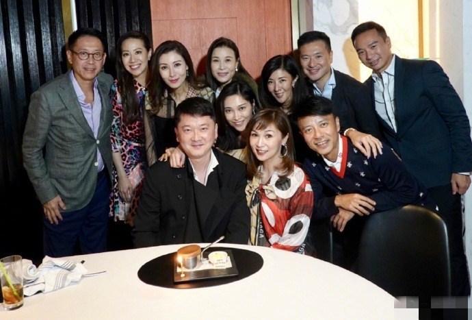 李克勤一张聚会照片,暴露出香港娱乐圈和富豪圈实在太小了!