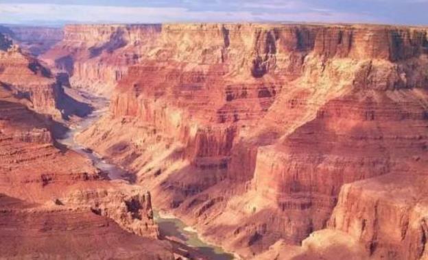 自南而北贯穿着一条又长又深的裂谷,这就是世界上最长的大地裂谷带