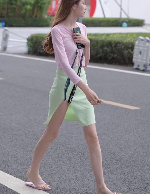 街拍:美女小姐姐穿着很秀腿的裙子,配双人字拖也很好看!