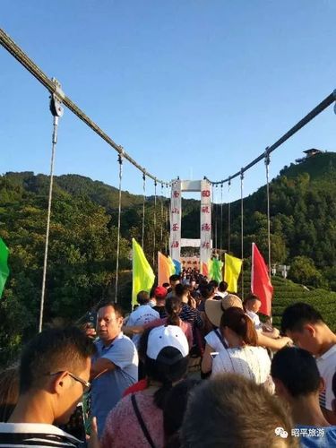 2018年10月1日,昭平县南山茶海景区6d玻璃桥试运营,"桂东第一桥"迎来