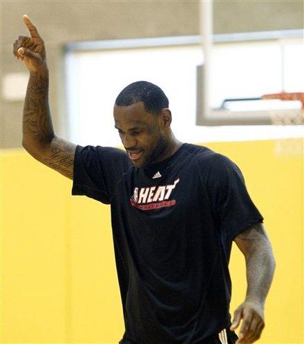 詹姆斯在训练中