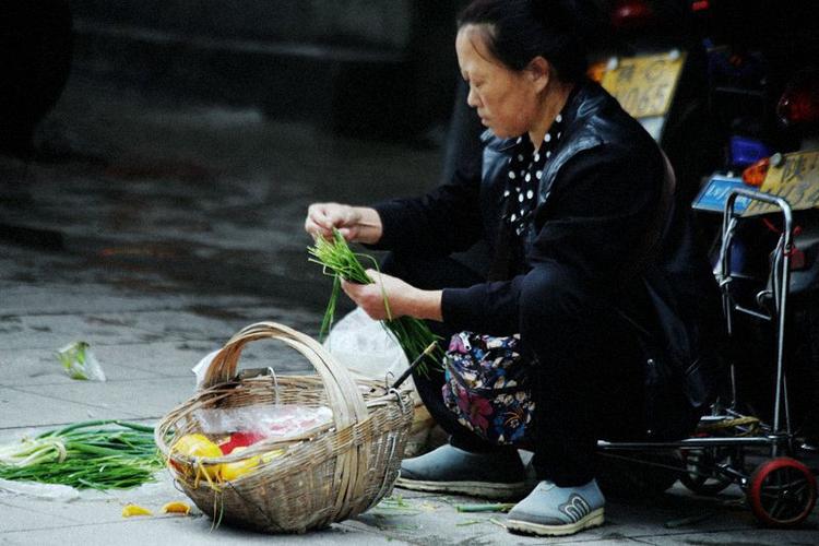 提篮小卖的人们