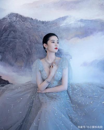 刘亦菲深v亮钻雾蓝纱裙搭配闪亮的珠宝,宛如山水画如