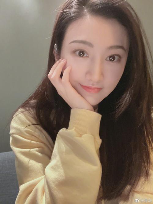 景甜托脸自拍
