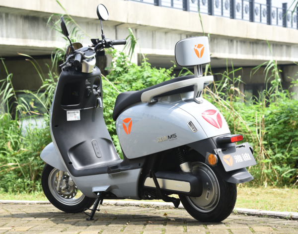 雅迪电动车_雅迪m5都市骑行,通勤代步刚刚好-什么值得