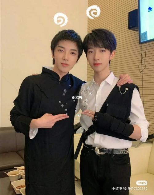 华晨宇和贺峻霖的合照!_贺峻霖_华晨宇_娱乐_明星娱乐