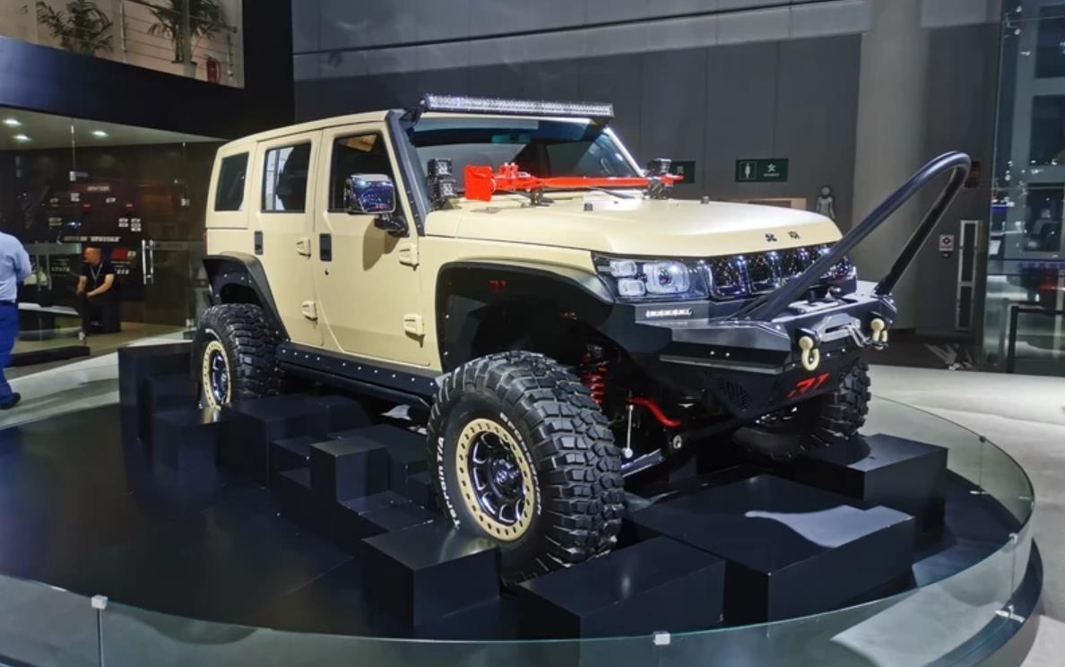 北汽bj40攀岩版在2019成都车展上首发亮相,该车是一款官方改装版本