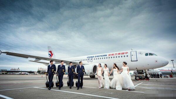 东航飞行员机坪幸福拍摄婚纱照 飞机入镜成"伴郎"