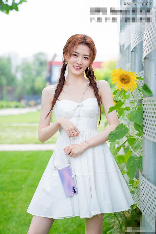 徐璐双马尾白色长裙性感写真