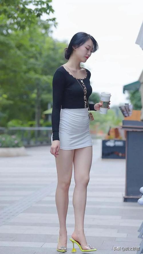 时尚美女短裙搭配针织衫气质风韵成熟窈窕曲线尽显女神气质