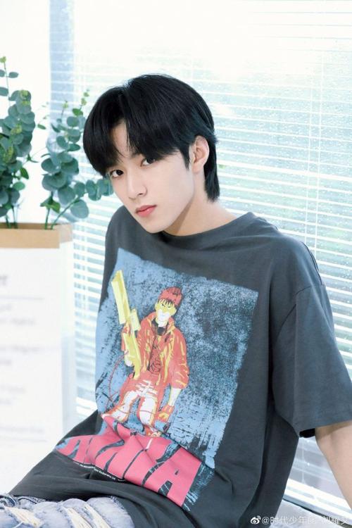 今日份帅哥安利:刘耀文发五连拍,这是初恋的感觉!