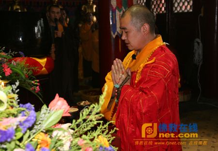 黛螺顶住持昌善法师在文殊殿内主法