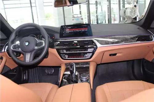 尽管见多了豪车,新一代5系的驾驶舱依然让小编震撼了一下下!