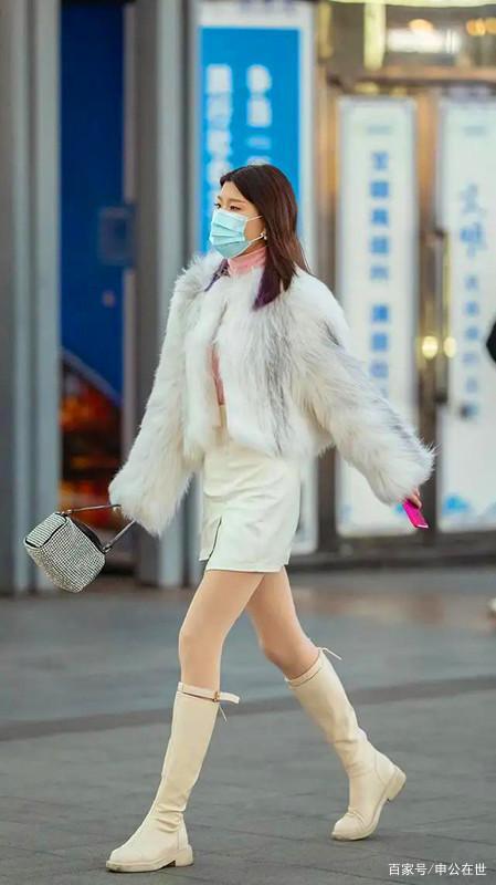 小姐姐长筒靴露出美腿,充满流行元素,气质养眼姿态俏丽