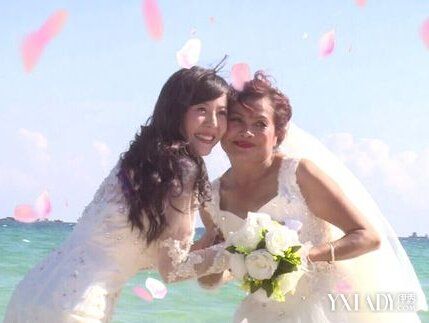 李金铭,此次三亚泳装现身是为节目中的"公婆"拍摄26周年婚纱纪念照.