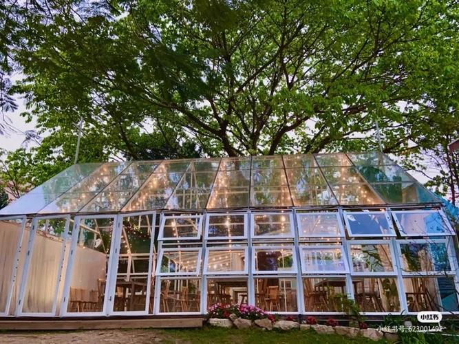 湖边的石屋就是西餐厅的大厅,还有一个全景玻璃屋, 在绿野花丛中就餐