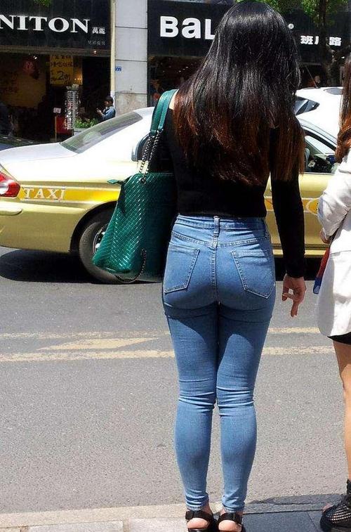 街拍微胖的女生穿紧身牛仔裤会很美其实美臀也是很重要的