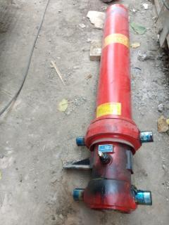 自卸车前顶油缸