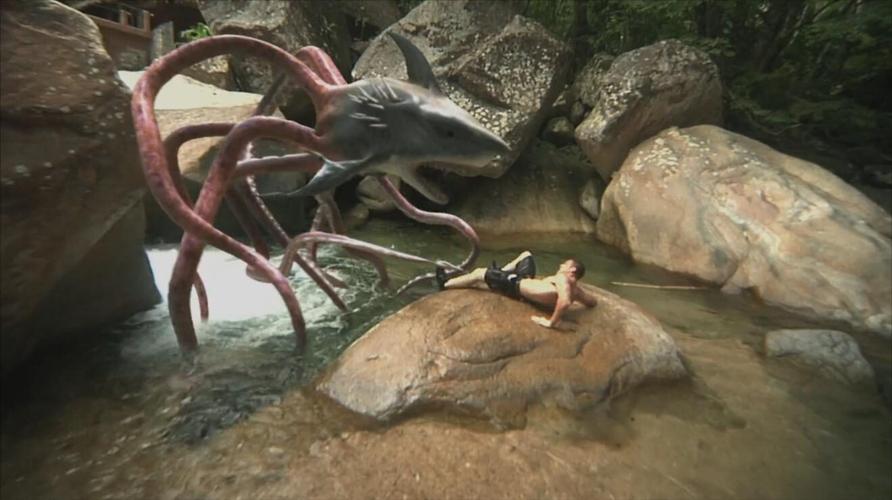 科幻电影八爪狂鲨女孩养变异鲨鱼当宠物长大后有八条触手