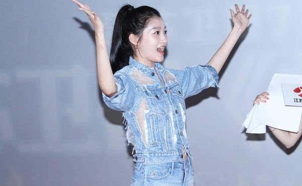 关晓彤这身搭配简直绝了 远看像杨幂近看像唐嫣!