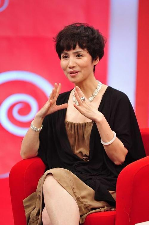 央视美女主持徐俐,曾因太强势遭名门公婆嫌弃,今被老公宠成女王