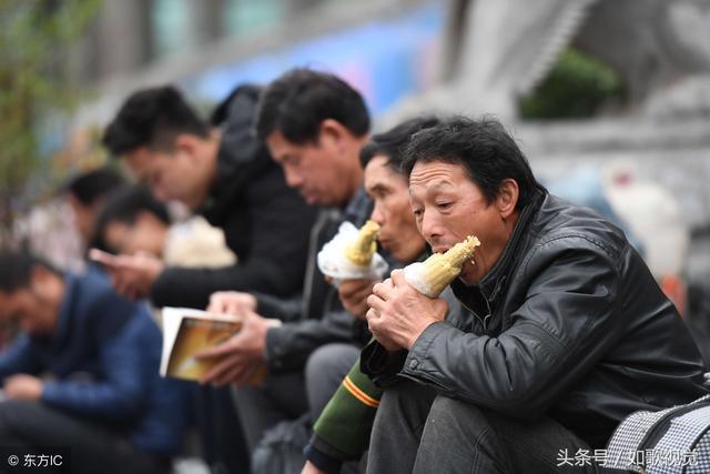 有钱没钱回家过年,春运农民工返乡8张图,哪一张触动了
