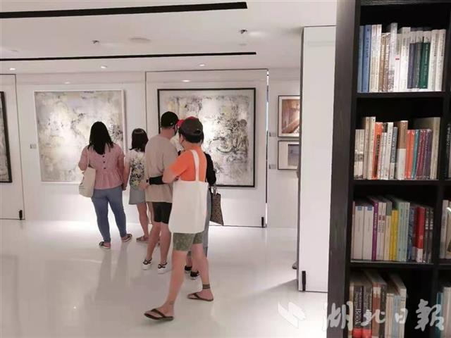武汉青年画家作品在新加坡卓尔书店展出