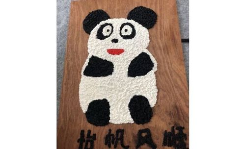 同学们和志愿者们一同协作完成纸浆画创作