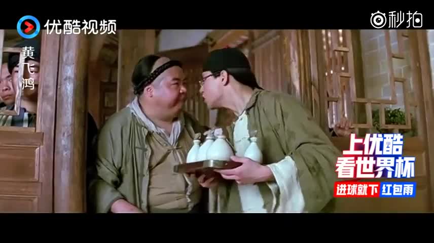 猪肉荣进门还得感谢开门的二位,不然门又要被撞坏了