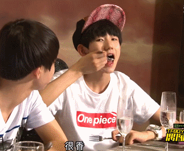王源gif吃饭gif开心gif