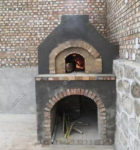 西侧的烤炉旁计划做一间开放式厨房,正在设计图纸,只要图纸到位一切都