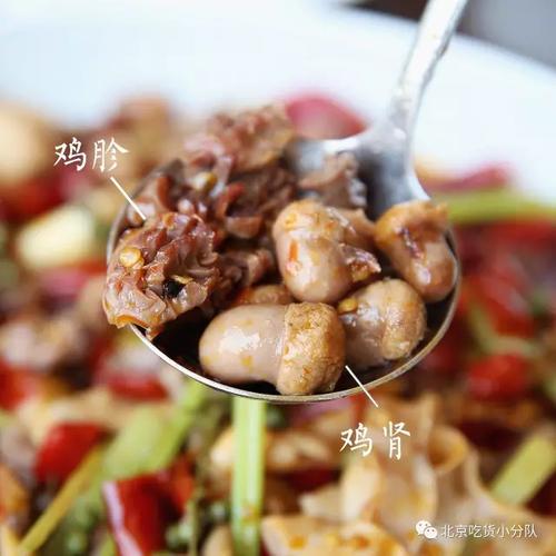 红艳艳的泡椒段里时隐时现的三绝分别是鸡胗,鸡肾和鸭肠.