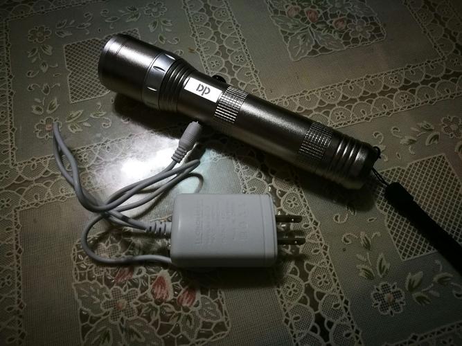 手电筒,电池,充电器,电池和一般的不一样,感觉一定要充电了才能使用