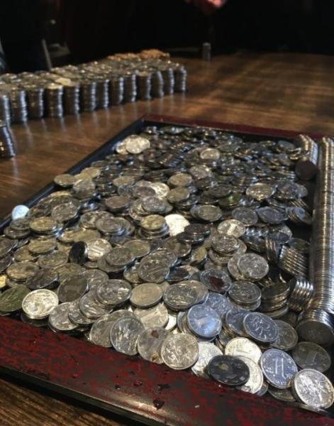 成都一水池捞出3000块硬币 捐给抗震英雄