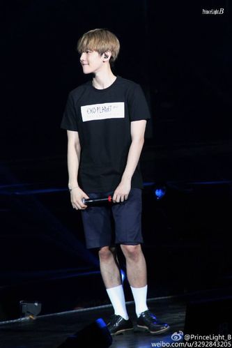 求伯贤全身照要高清图!我要做人形立牌!我有的都是半死照!