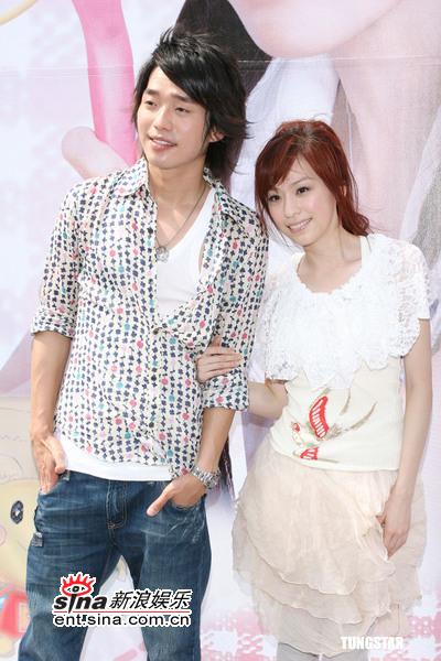 组图:张栋梁王心凌跨公司合作 两人合办签唱会