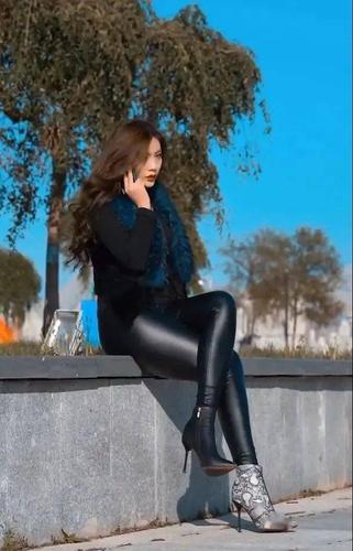 皮裤美女的个性潮搭,除了不透气,这造型挑不出缺点