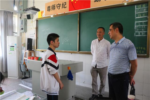 遂宁市教育工委副书记陈杰到蓬溪中学慰问高三年级师生