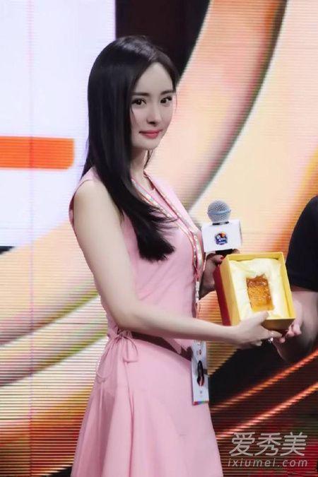 又见少女幂!杨幂的粉色连衣裙真的好适合夏天