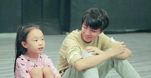 她就是安慰王俊凯的小女孩,给了王俊凯一颗好大的棒棒糖