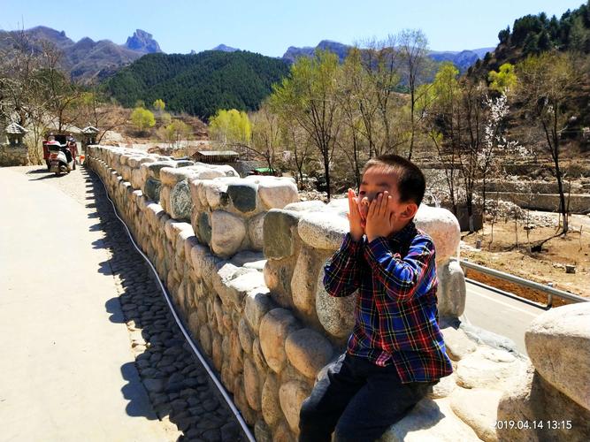 和连长一起参观阜平县城南庄爱国主义教育基地,总书记