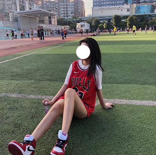 来讨论个球衣穿搭问题 女生穿球衣的时候喜欢搭什么裤子